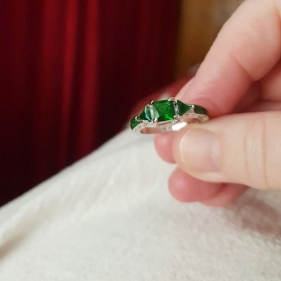 New Woman’s Stamped S925 Sterling Silver Floral Celtic 10CT Emerald Ring - Picture 10 of 11